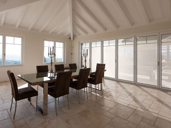 salle a manger table chaises baies vitrées