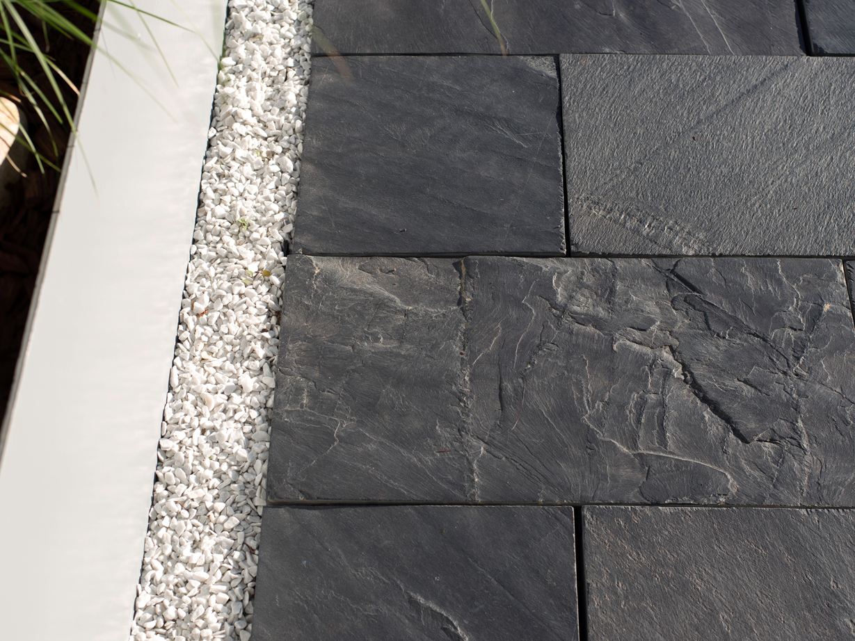 Vue rapprochée de la dalle d'ardoise et de la bordure