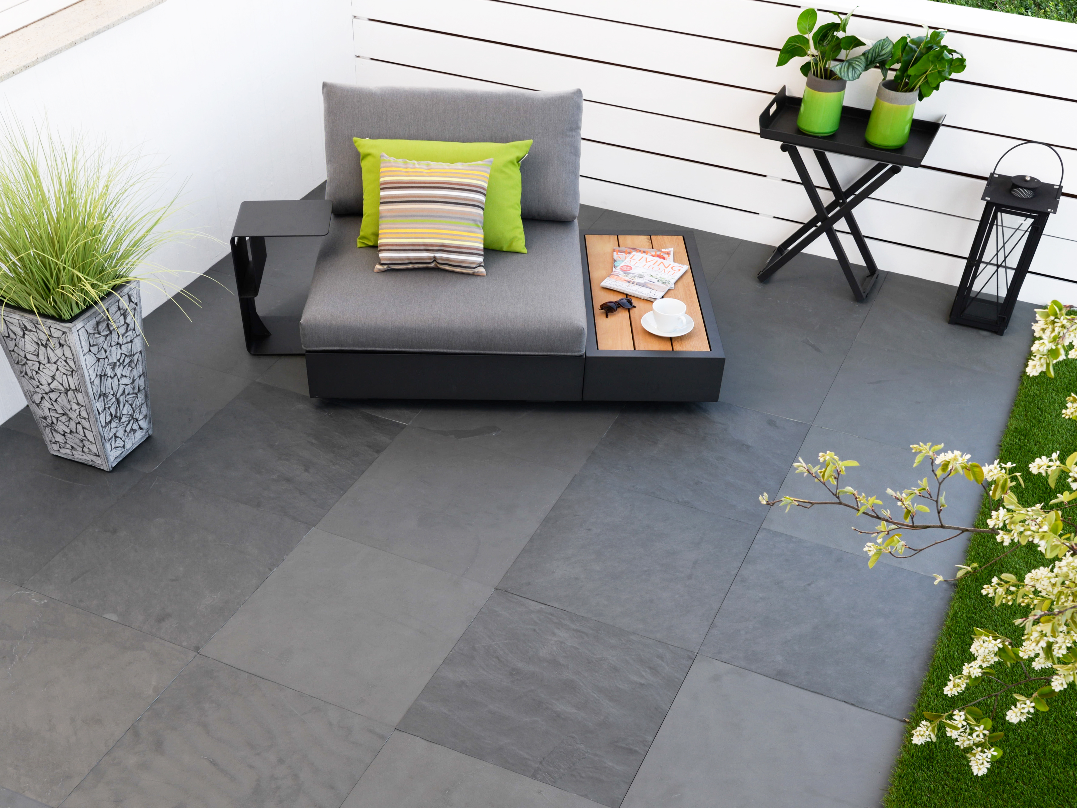 Terrasse avec dalles en grès cérame aspect ardoise et mobilier de jardin moderne