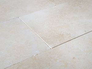 Une surface des plus douces et délicates. Gros plan des carreaux de calcaire