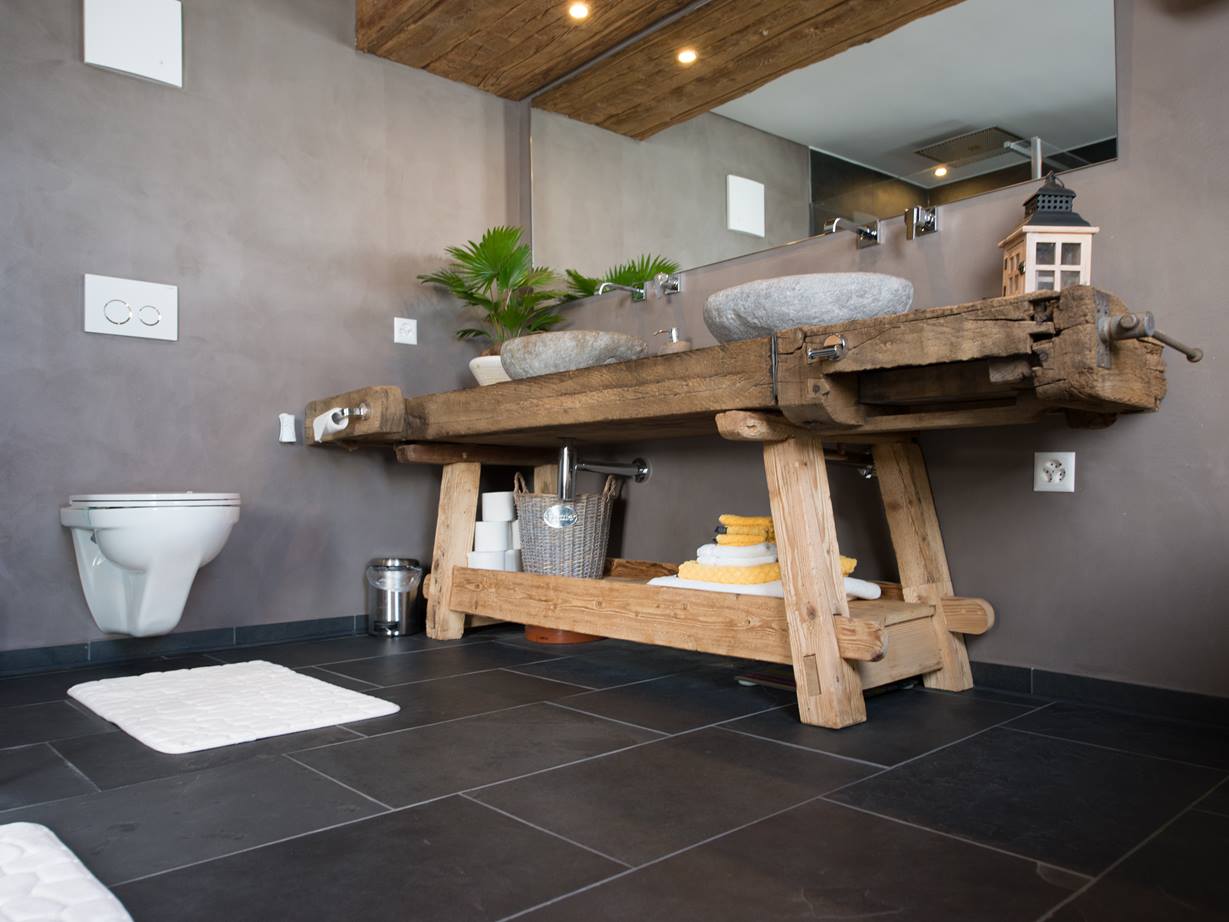 Une salle de bain moderne et rustique à la fois. vu de près : ardoise Mustang dans la salle de bain