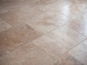 La surface tambourinée : un plaisir pieds nus ! En détail : carrelage Rustic, en travertin tambouriné