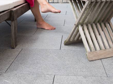 granite avec personne et chaise
