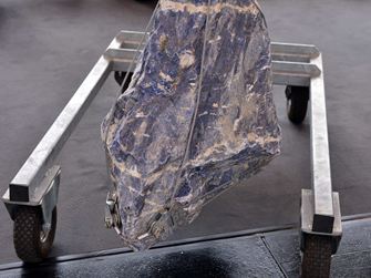 Naturstein auf einem Rollwagen