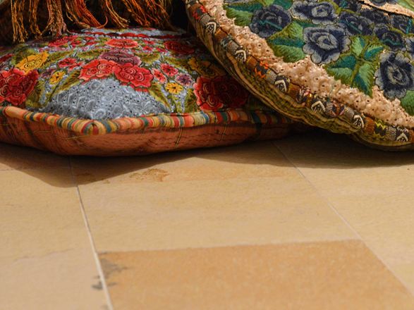 Dalle Solnhofen beige avec coussins colorés