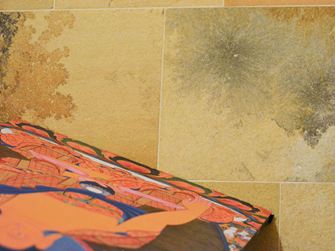 Sol avec dalles Solnhofen et image colorée dans le coin inférieur droit