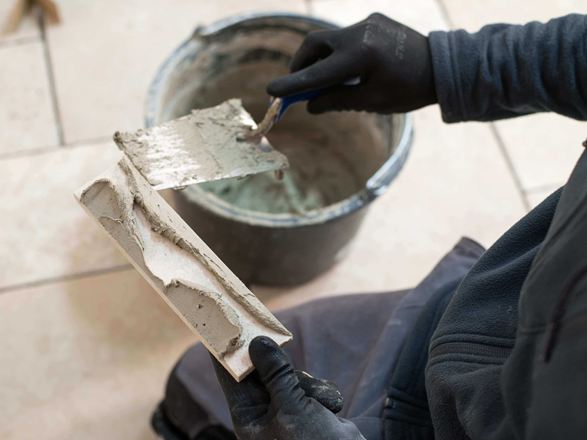 Un carrelage remplit les carreaux de travertin