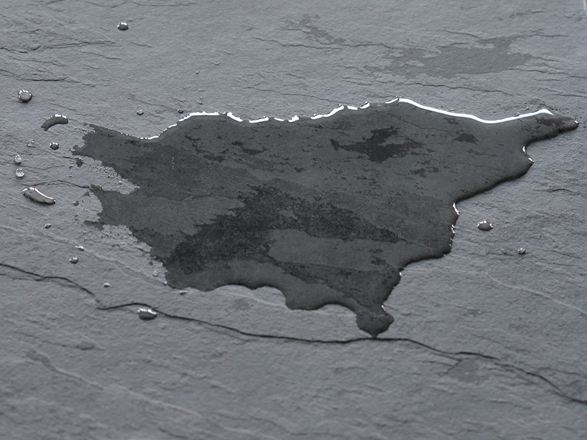 Sol en ardoise avec une flaque d´eau