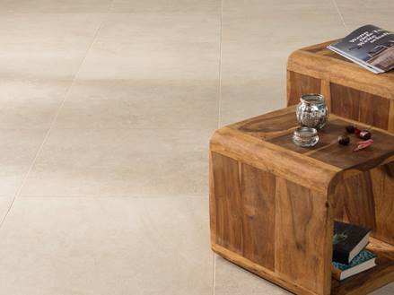 Meubles en bois sur carreaux de grès cérame à l'aspect calcaire