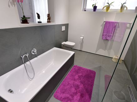 Schiefer-Fliesen Grey Slate verlegt in einem Badezimmer