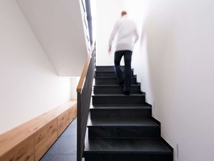 Tuiles d'ardoise Mustang dans les escaliers avec personne