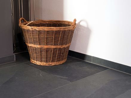 Weidenkorb auf Schieferfliesen Mustang