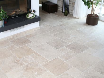 Kundenfoto: Travertin-Fliesen Light RV verlegt im Wohnzimmer Nahaufnahme