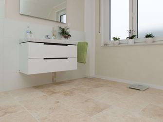 Carreaux en travertin Light sur la salle de bain