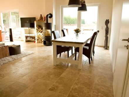 Kundenfoto: Travertin-Fliesen Rustic verlegt im Ess- und Wohnbereich