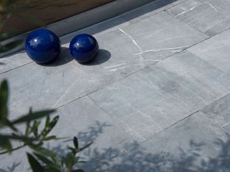 Gartendeko auf Kalksteinplatten Blaustein Azur