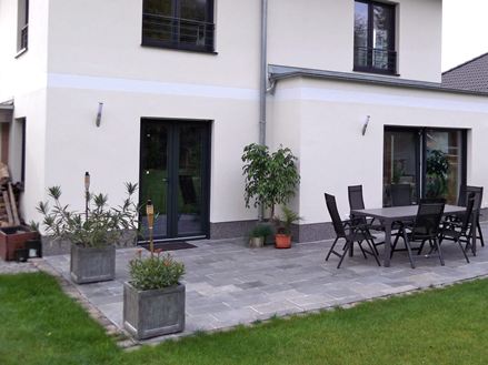 Kundenfoto: Quarzit-Platten Kavalas, gesägt und gespalten, verlegt auf Terrasse