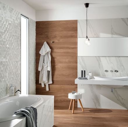 Salle de bain avec carreaux en effet bois