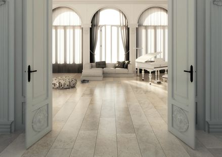 Altbau mit Flügeltüren und hellen Steinfliesen als Bodenbelag