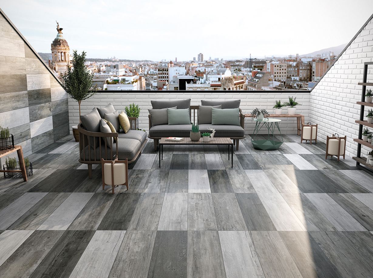 Terrasse avec dalles en grès cérame imitation parquet