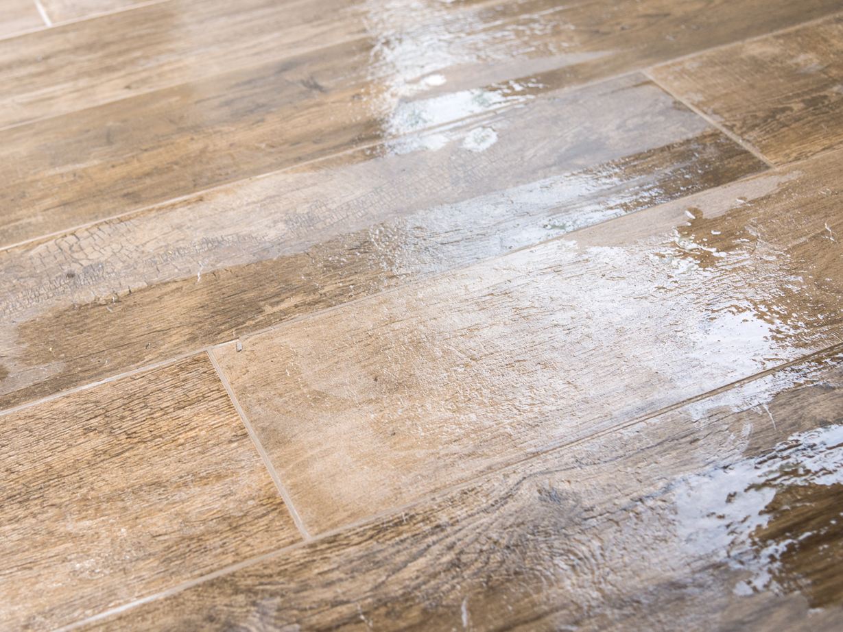 Sol en grès cérame humide après le nettoyage