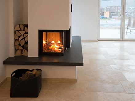 Kamin mit Holzfach und Travertinboden Medium Line
