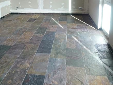 Work in progress: Der verlegte Schieferboden entfaltet seine Wirkung auf der verlegten Fläche