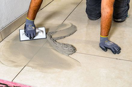 Les dalles de terrasse en grès cérame sont jointoyées