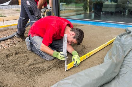 Un carreleur vérifie la pente