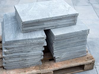 Plusieurs dalles de pierre bleue sur une palette