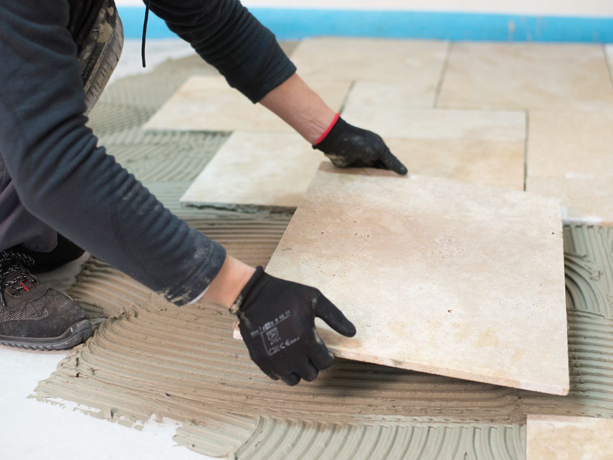 La pose des carreaux de travertin
