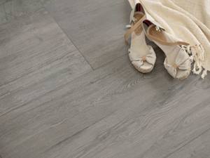 Un charme naturel proche du bois véritable. Chaussures d'été et couverture en beige sur dalles en effet bois