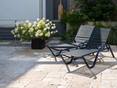 Deux chaises longues et un bâton de fleur sur dalles de travertin Rustic