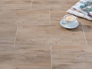 Une atmosphère chaleureuse avec Woodline Beige. Carreaux en grès cérame Woodline Beige en aspect bois naturel, brun clair