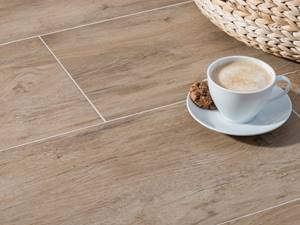 Des tons beiges chauds comme votre café du matin. Carreaux Woodline beige en grès cérame à l'aspect bois authentique