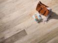 Sac sur carreaux de grès porcelainé posés, aspect bois brun-beige