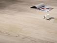 magazine et une tasse de café sur des carreaux d'aspect bois Urban White dans des tons beiges doux