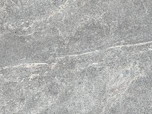 La surface gris clair est ornée de veinures blanches. L'apparence du granite est parfaitement reproduite sur ces carreaux gris aux veinures blanches.