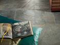 Livre et coussin sur tuile de quartzite posée Deoli Green