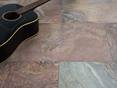 Guitare sur tuiles de quartzite colorées avec des veines vives