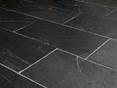 Ardoise Black Rustic posée avec joints blancs